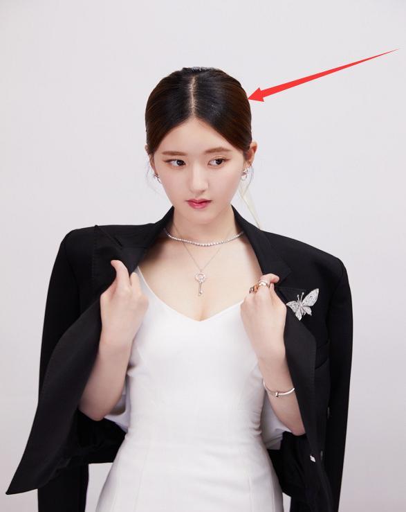 李由美|赵露思为啥总爱长卷发？被造型师强行拉直，“头型”我没看错吧？