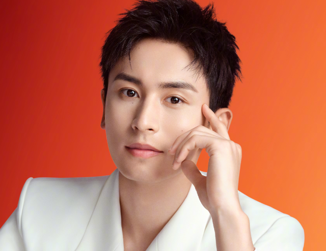 张哲瀚|记者吐槽张哲瀚团队：连删采访提纲，艺人年龄都不让提