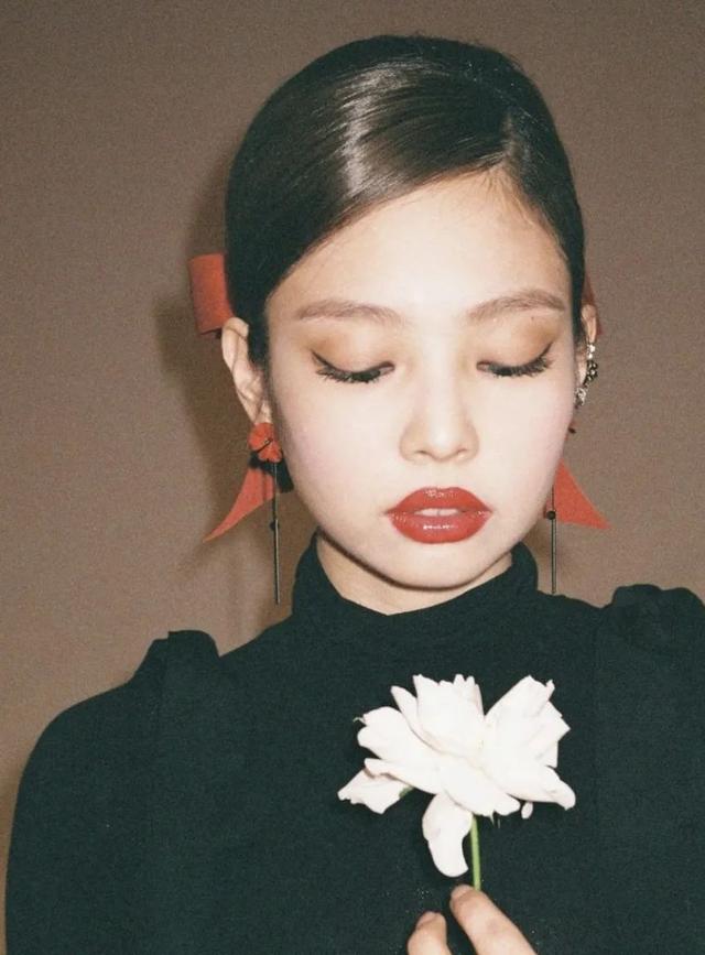 明星素颜 Jennie的名品素颜是真是假？为何眼周自带“大地色眼影”？