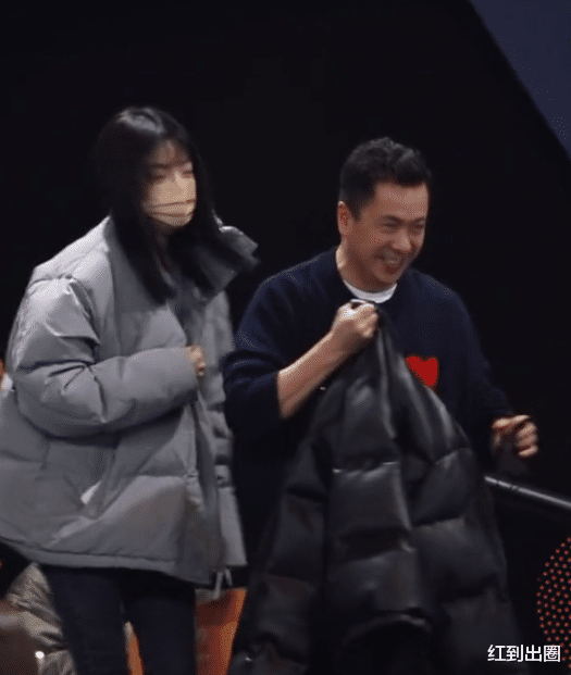 张艺兴|华谊总裁王中磊带女儿现身！23岁王文也素颜亮相，一双筷子腿抢镜