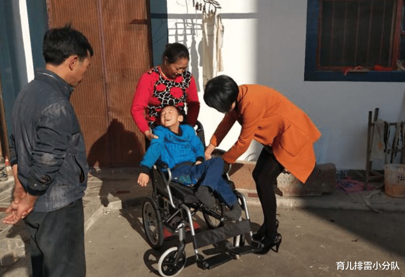 育儿排雷小分队|女婴天生半颗心脏,科学家冒险移植狒狒心脏救人,结局令人惋惜