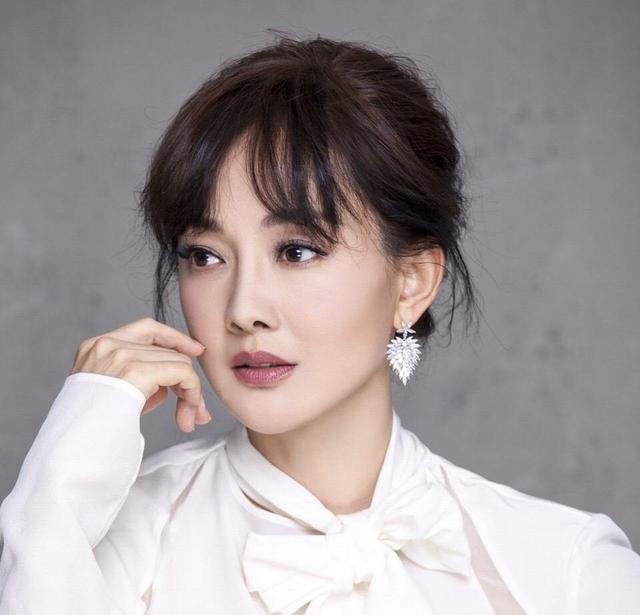 牛莉|她是射击冠军,也是冯巩“媳妇”,曾9次荣登春晚,今被宠成公主