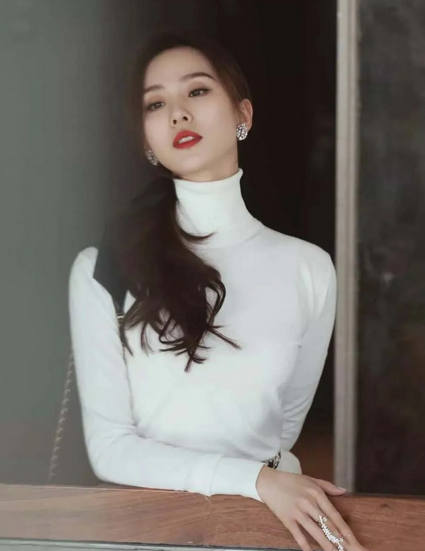 刘诗诗|被刘诗诗的高领衫造型惊艳了，搭配印花纱裙，满眼都是优雅与温柔