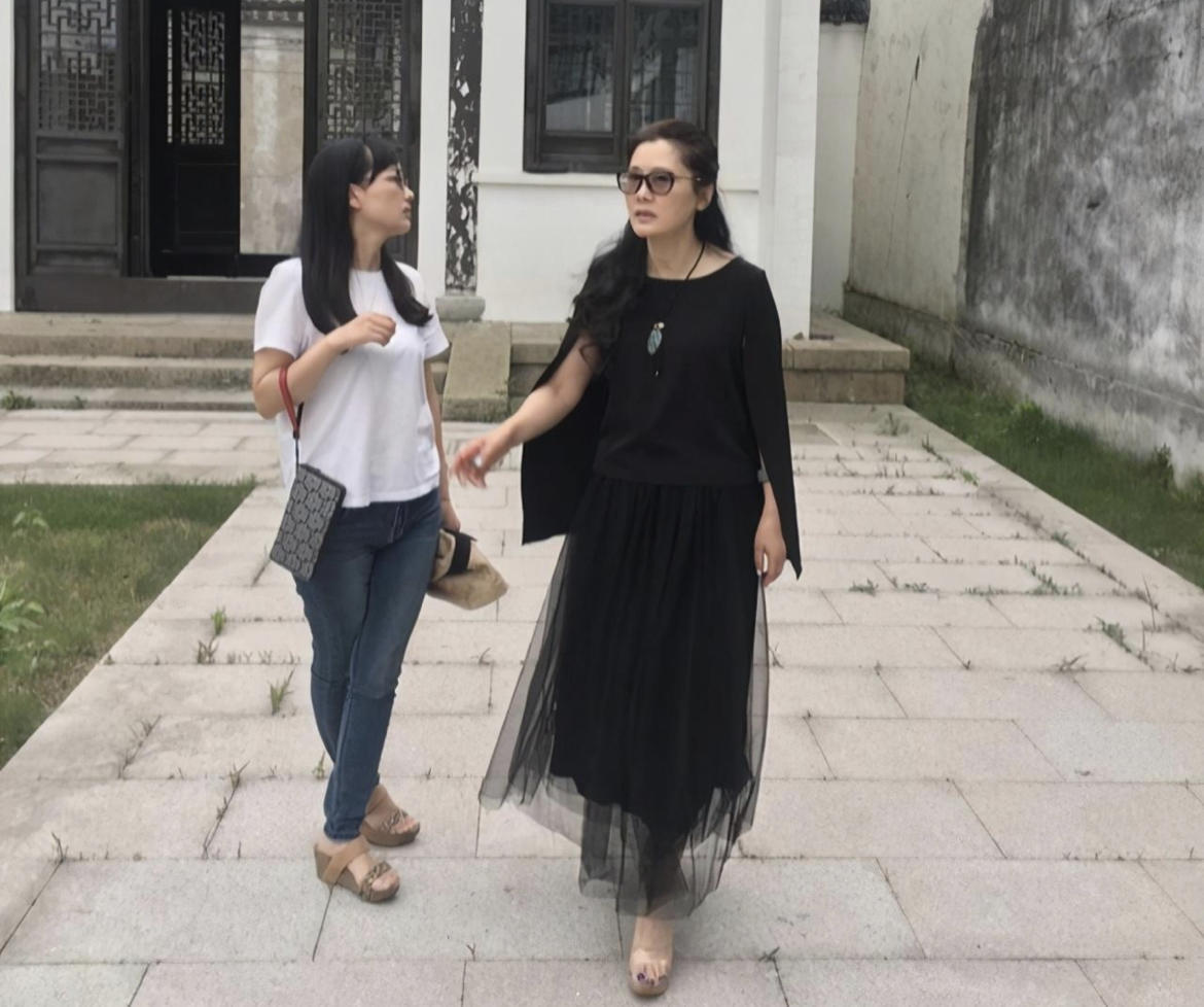 何有强|何赛飞穿出了“东方美精髓”，大红色暗纹旗袍古典温婉，端庄高贵