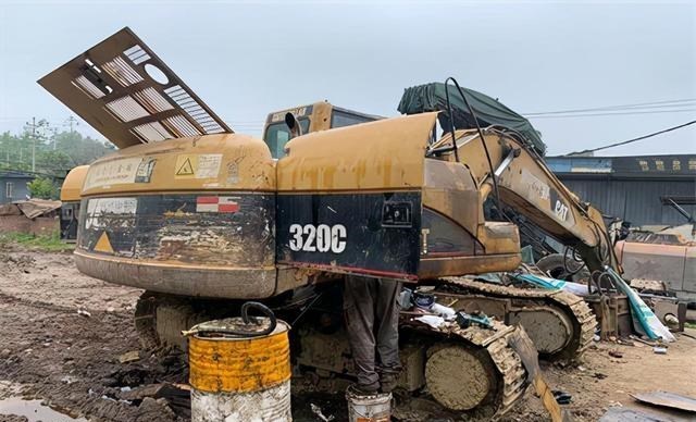 挖掘机 2021年,四川男子挖夫妻合葬墓,因生基石板太重,竟喊来挖掘机