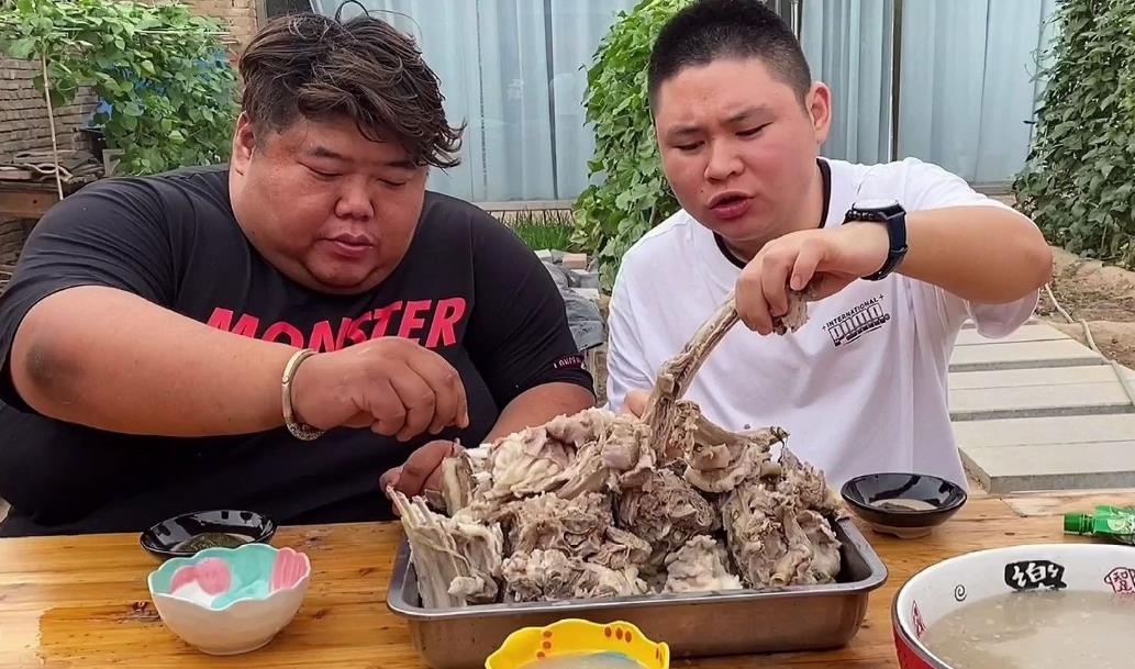 |又一陈世美！百万粉网红抛弃糟糠之妻，和现任小女友公开秀恩爱