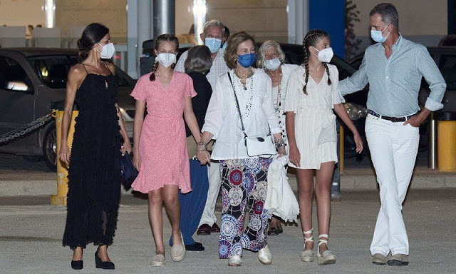 时尚风行派|西班牙82岁王太后接地气!白衣花裤穿得似居委会大妈,忽视小孙女