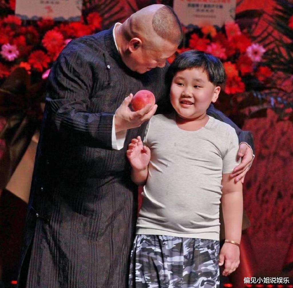 郭汾阳|忘了郭麒麟的教训了？郭德纲带小儿子演出，郭汾阳的身材成为焦点
