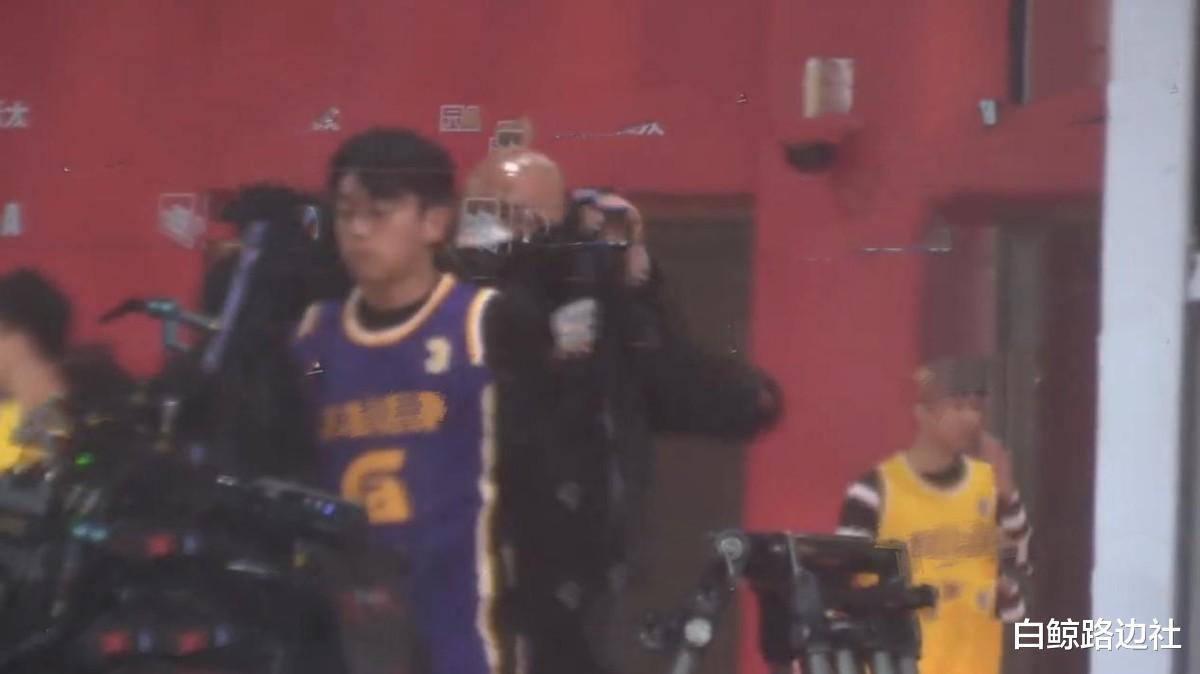 郑恺|郑恺获妻女探班！苗苗贴心为老公贴暖宝宝，拿篮球逗女儿互动温馨