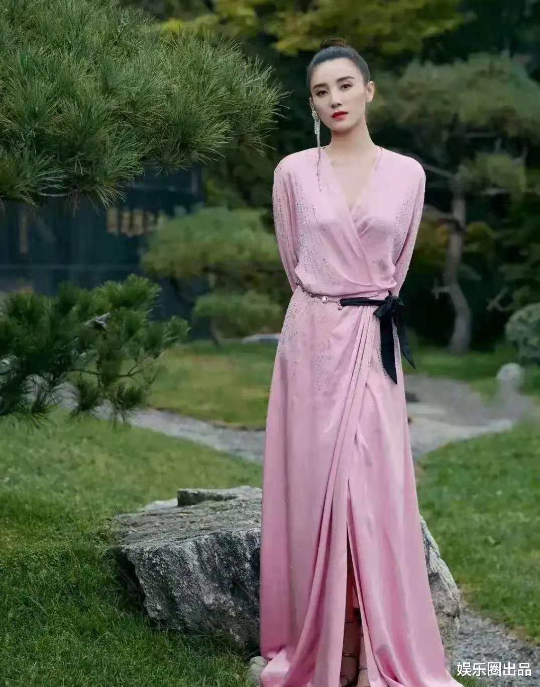 宋佳|宋佳在草地上凹造型，穿粉色长裙扎丸子头，气质不像80后