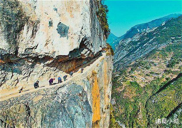 挂壁公路|历经3年，中国人硬凿出1条路，全长470米，山下就是万丈悬崖