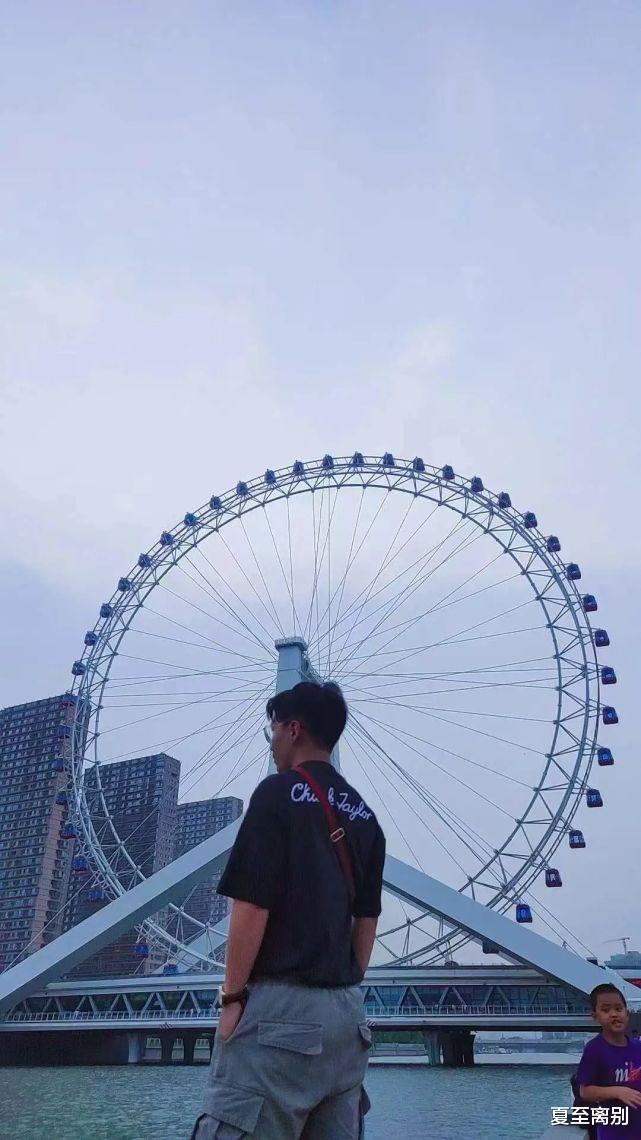 在长沙街头每天连唱4小时的年轻人:用着2万的设备,一晚收入0元