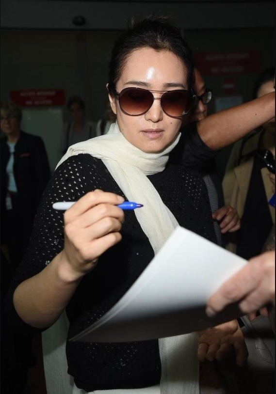 何有强|巩俐才是气质美女里yyds！黑色上衣搭配白色半身裙腿太长，超抢镜