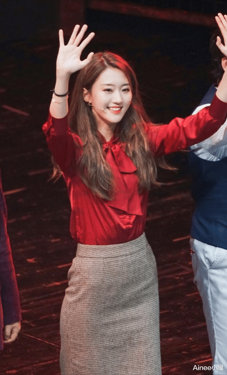 Ainee小屋 闫学晶儿媳妇挺高调，和婆婆在一起也要穿热裤，白皙长腿太撩人