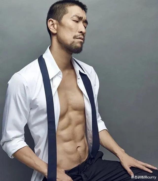 王千源|王千源因演技太好忽略了他的一身肌肉，49岁身材依旧吊打小鲜肉