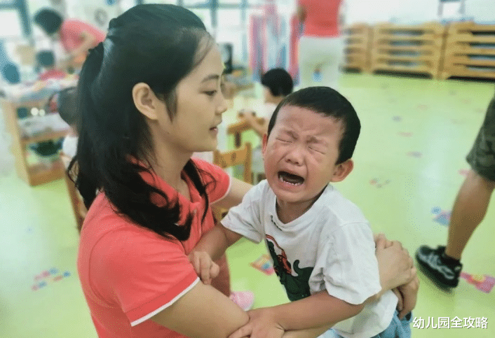 幼儿园全攻略|开学季“长”满围墙上的家长，身手了得！还请注意安全，学会放手