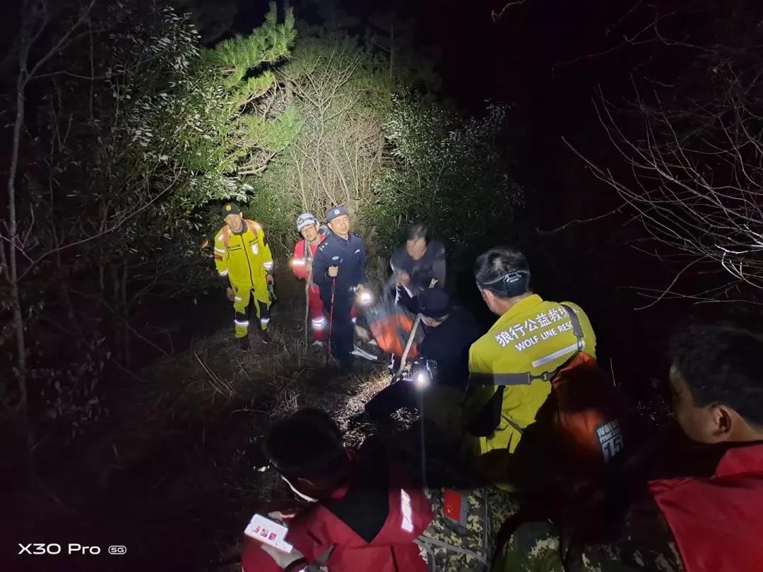 临安公安 大年初二，驴友被困海拔1700多米的清凉峰保护区，浙皖警民彻夜未眠成功救援！