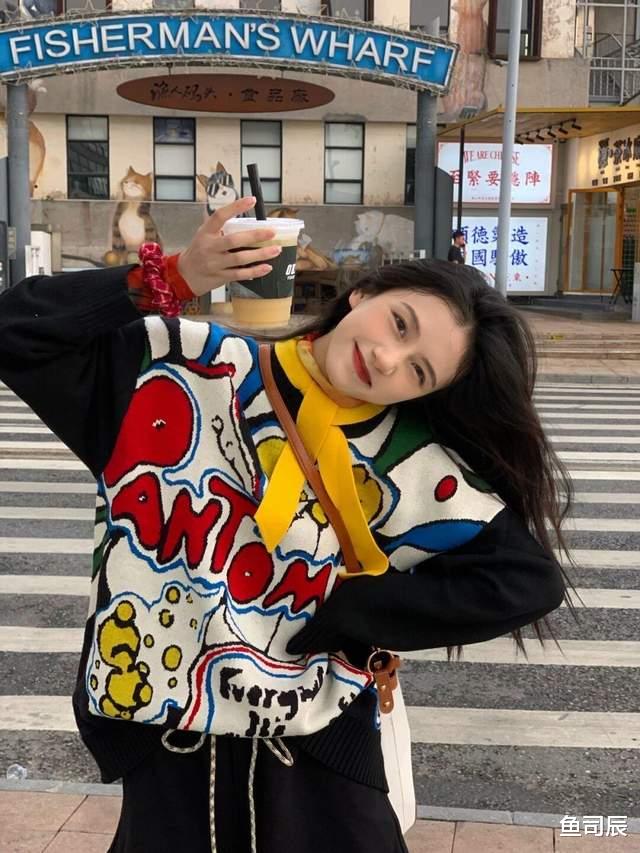 鱼司辰 秋冬，想要穿得俏皮又可爱？一定不能错过这件卡通针织衫，超好看
