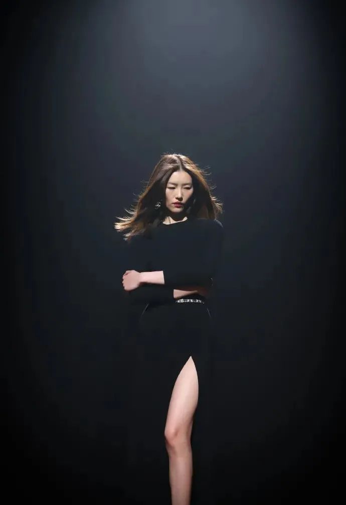 刘雯|14年无绯闻无黑料，却因“自杀式”毁约被封杀？网友：谁敢动她！