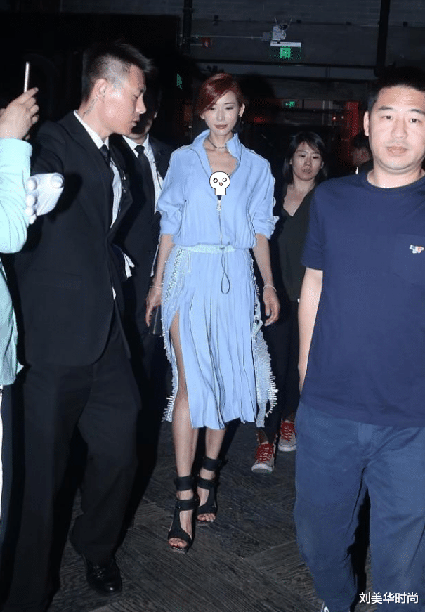 素描|林志玲太低估自己的身材，宽松款穿成紧身衣，不系扣子更显比例