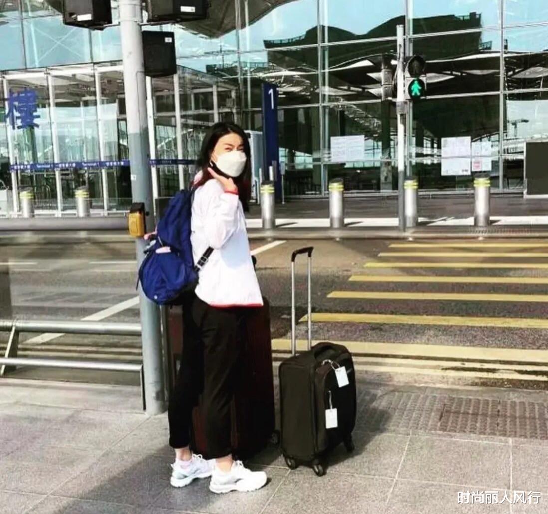 时尚丽人风行|郭晶晶高调出发不忘秀恩爱！穿运动装变小女人，和霍启刚不舍分别