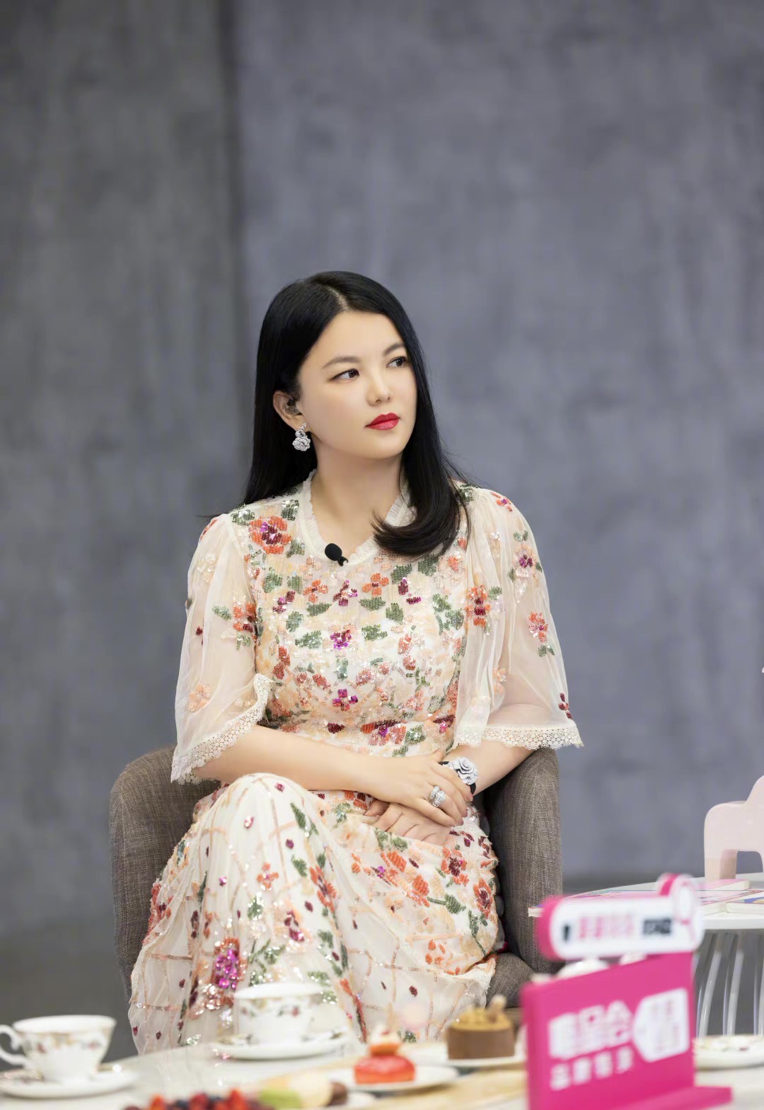 闲鱼有话说|李湘减肥成功？圆润贵妇脸瘦成瓜子脸，穿那么花的西装也不显胖