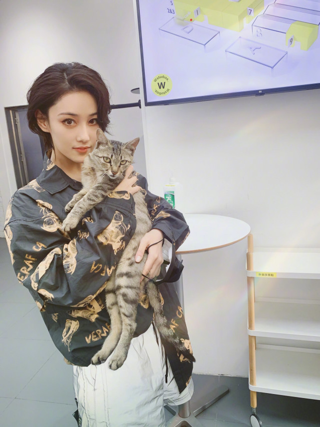 张馨予|张馨予机场结账被人插队，仗义执言却被对方回怼：我没问你话