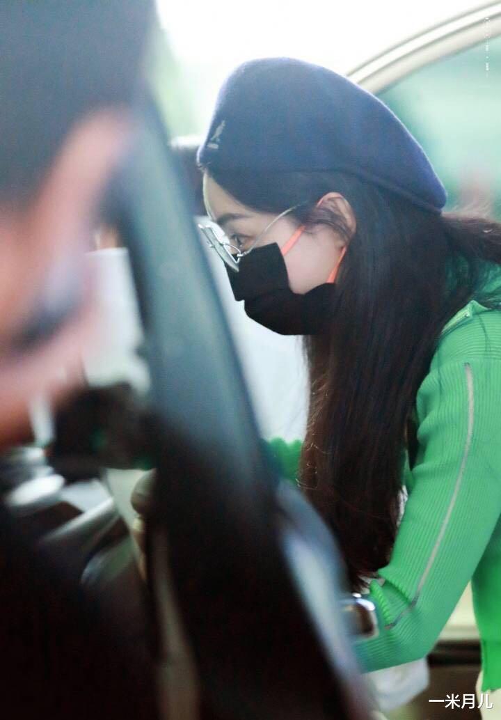 金晨|赵丽颖绿色毛衫搭配白色休闲裤，小蛮腰很抢镜，粉丝热议不断