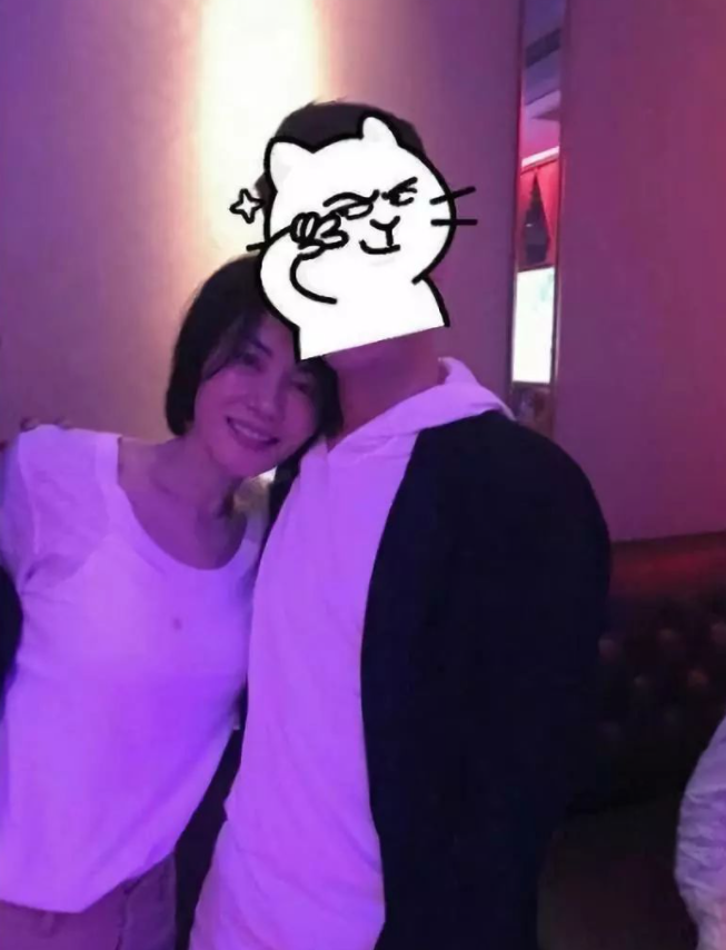 穿衣搭配|王菲真没明星架子，短发配白T简约又清爽，素颜状态完全不像51岁