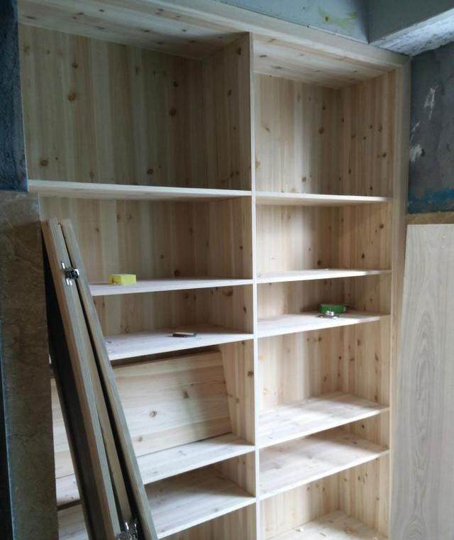 新房装修中，木工加班加点20天做完满屋子家具，工钱17300贵吗？