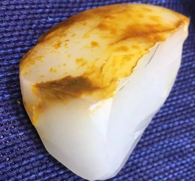 和田玉籽料|如今的和田玉市场：真皮卖不过假皮，真货卖不过假货