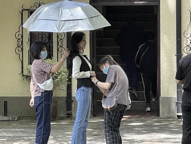 杨幂|杨幂拍戏被偶遇，被赞“人间腿精”，三名助理围成一圈贴身侍奉