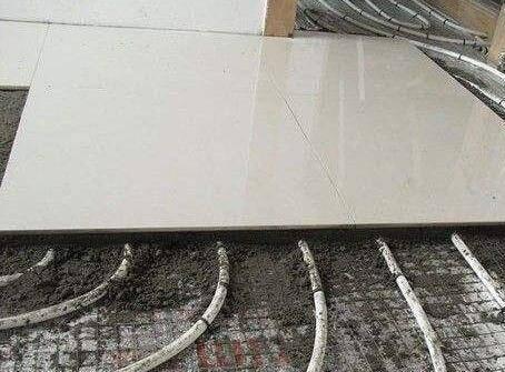 地暖的地面大都铺地板却不铺地砖，真的吗？为什么？哪种更适合？