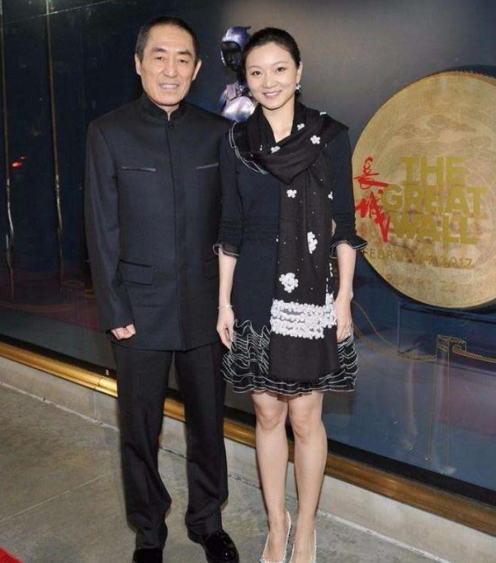 张艺谋|张艺谋小31岁妻子真有“阔太范”，浅蓝色缎面裙优雅大气，太美