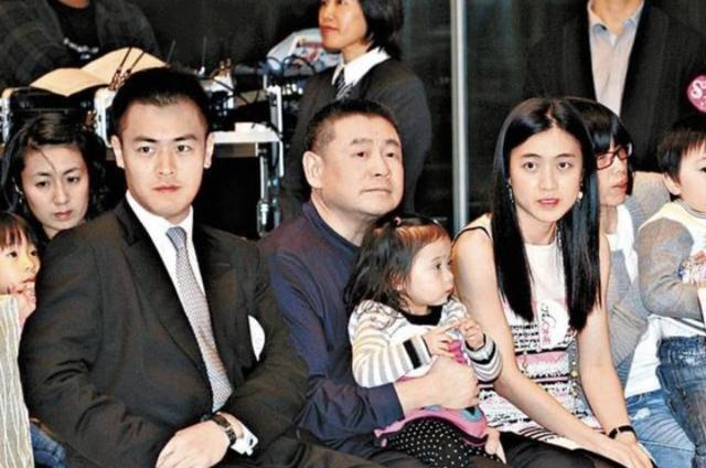 甘比|41岁甘比出席活动，与梁锦松合影，状态自然有着豪门贵妇的气质