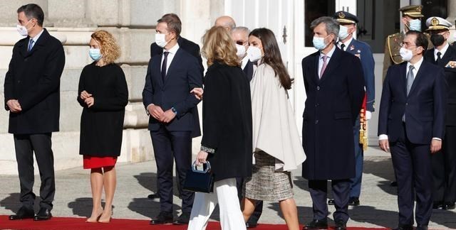 西班牙|两顶王冠,三个国家,15套着装,一篇看完西班牙王后忙而美的11月