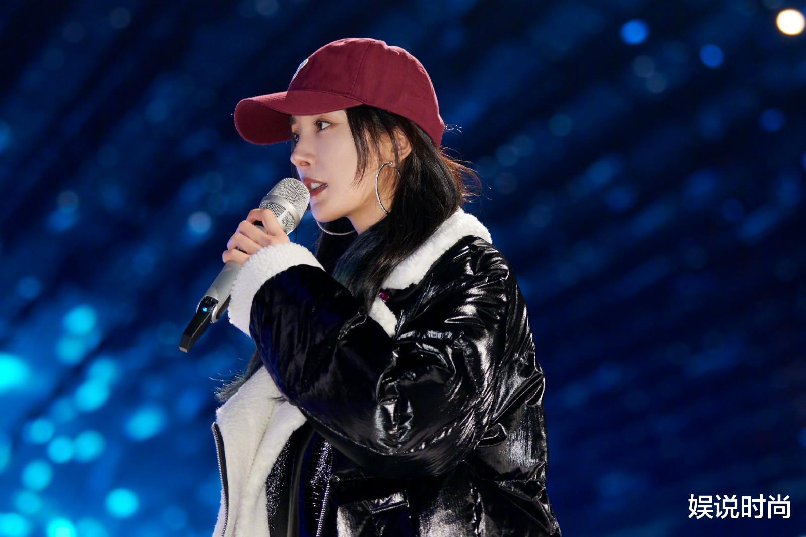 井柏然|杨幂现身湖南卫视跨年晚会彩排，表演节目成迷？一身私服时尚帅气