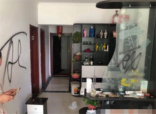 租房不退押金，租客为报复砸坏所有家具，怒怼房东：别老惦记押金