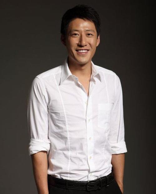 于震|演员于震直播卖货“翻车”，粉丝质疑酒有问题，退货还需承担运费