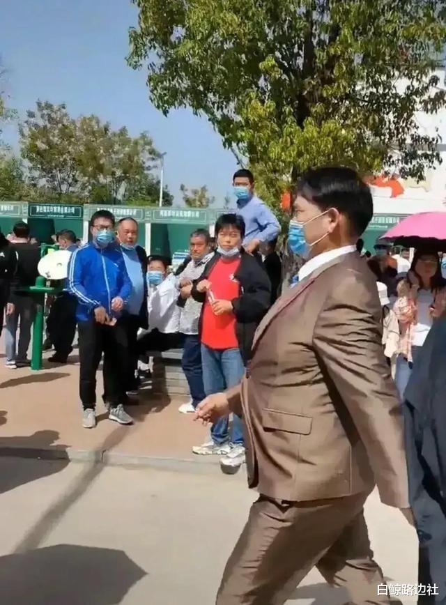 朱之文|大衣哥穿西装下乡演出！挺大肚腩走路都带风，被曝出场费高达18万