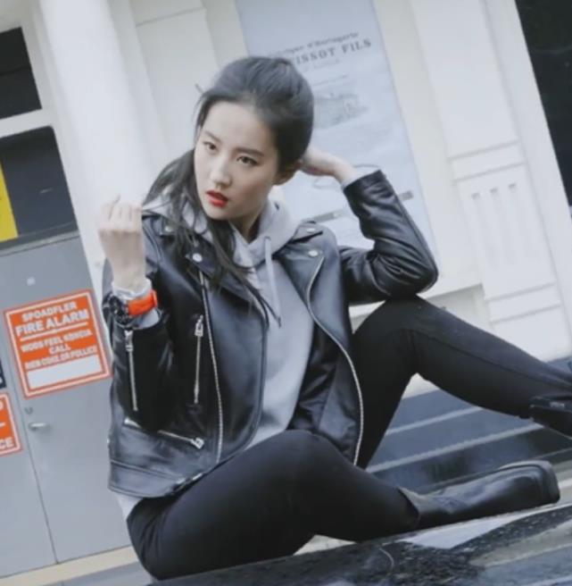 刘亦菲|刘亦菲怕是暴瘦上瘾了？小一码裤子也穿不满，腿上勒出一堆褶子