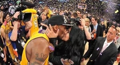 迪士尼|久违！瓦妮莎晒全家福，又逛迪士尼，大女儿扎脏辫，两小只可爱