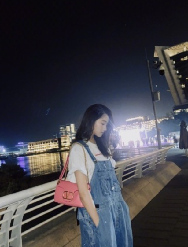 关晓彤|关晓彤晒海边夜市随拍，穿背带裤坐路边尝美食，少女感十分接地气