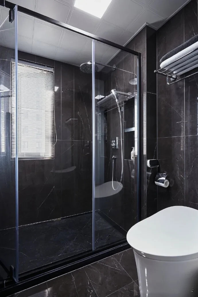 105平米的新房完工，现代风格的设计时尚大气，阳台变书房很实用