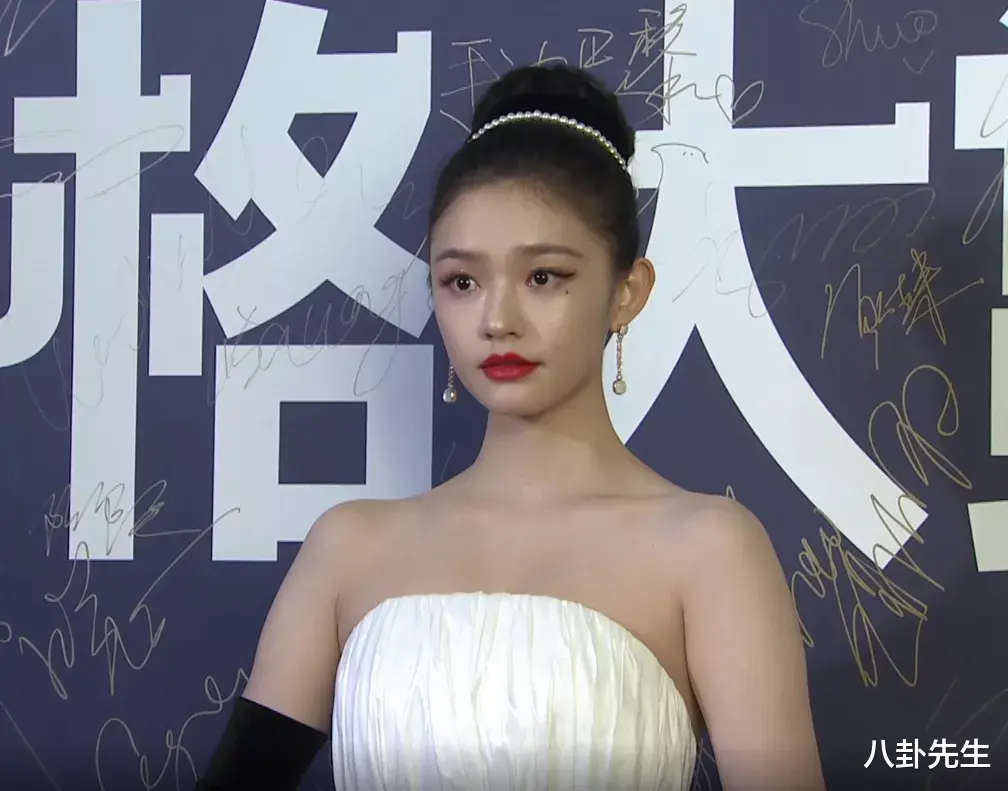 蒋勤勤|最新红毯：蒋勤勤像乡村企业家，程潇红裙诡异，男星穿厚底鞋增高