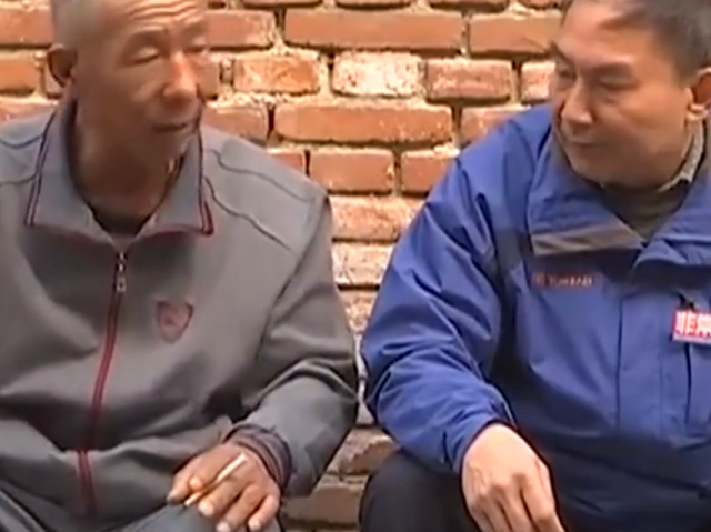 爷爷奶奶接孙女接晚了,儿子挥刀对着年迈父母,这件事情并不简单
