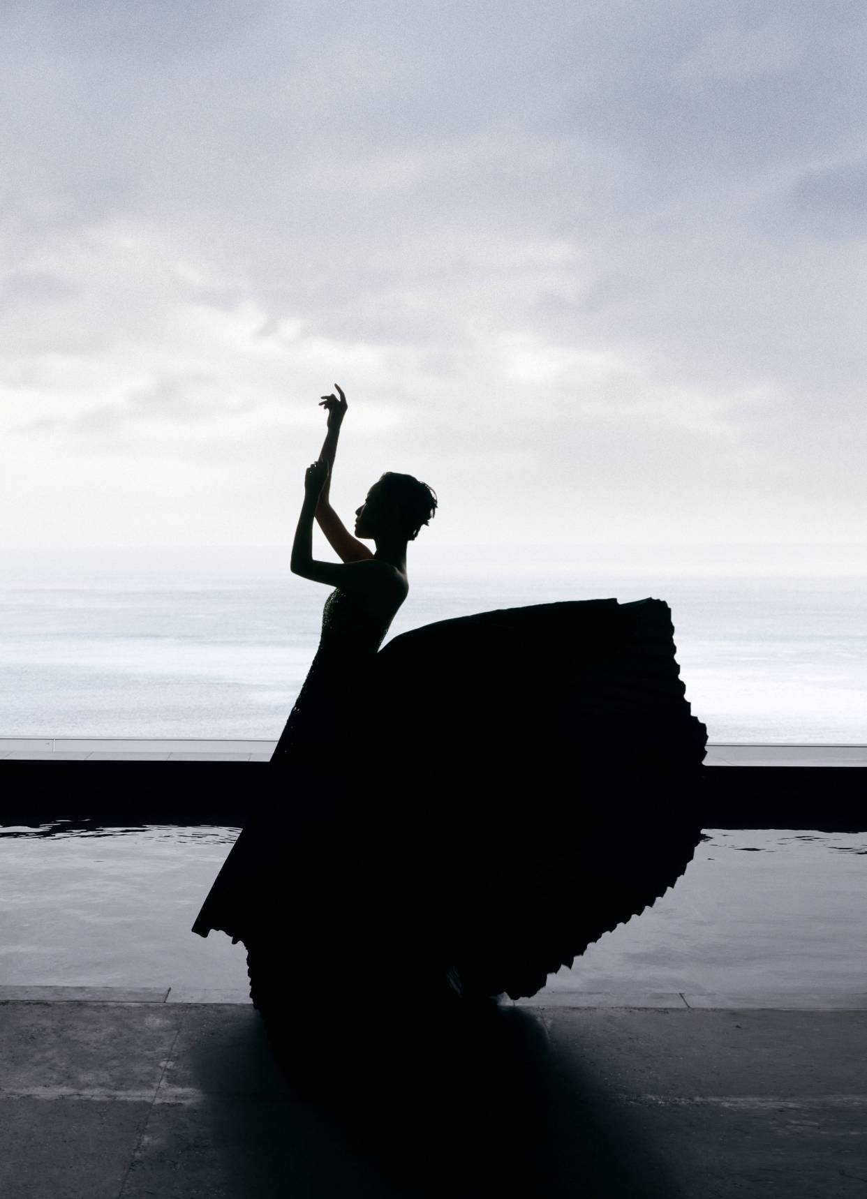 倪妮|倪妮大秀美背和美腿，我却被珠宝闪“瞎”了眼！