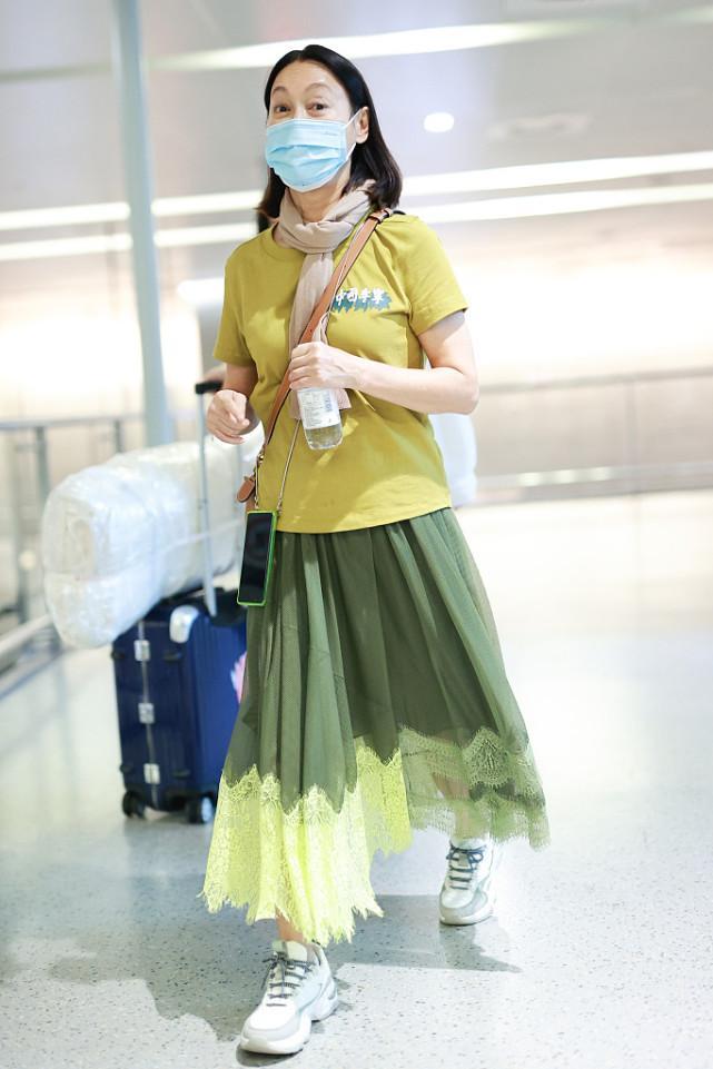 BiuVogue|惠英红穿国产短袖出门，低调搭配更高级，怪不得路人缘这么好