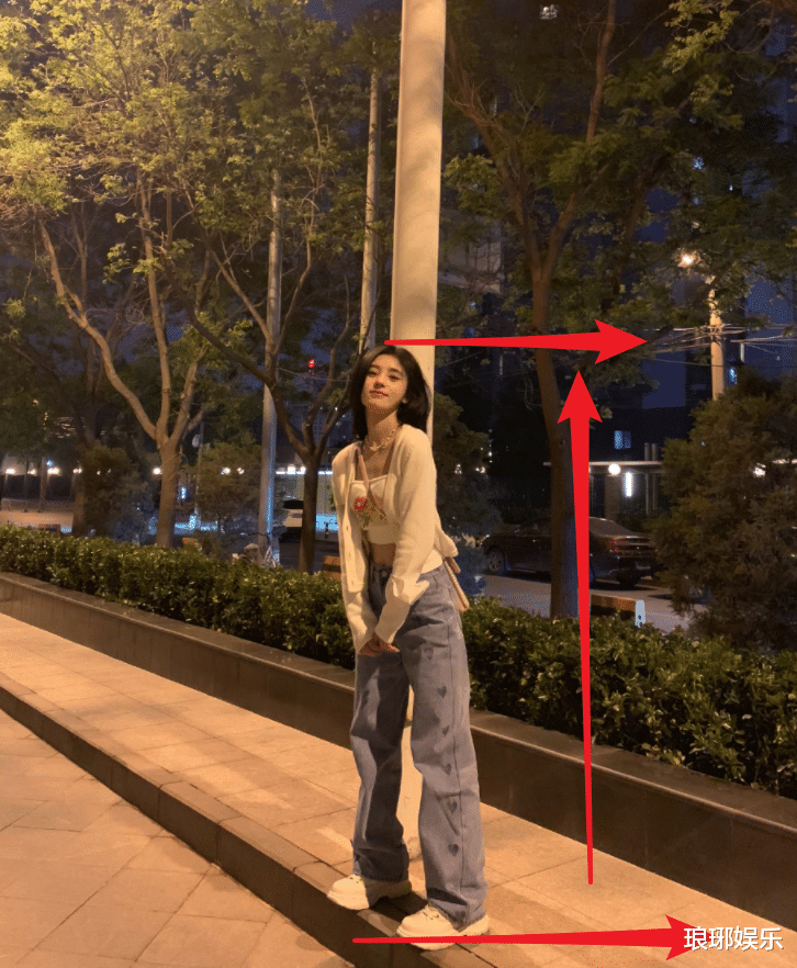 鞠婧祎|鞠婧祎晒全身照库存，和街边的路灯站一起，真实身高162很明显