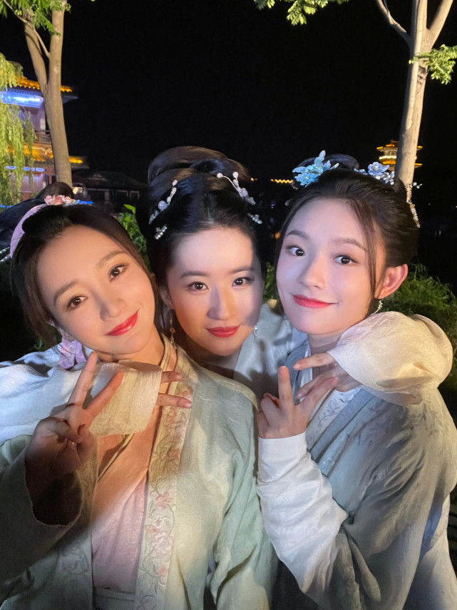 柳岩|40岁柳岩晒出最新剧照,和刘亦菲合影的她依然漂亮,新代言某大牌内衣性感照旧